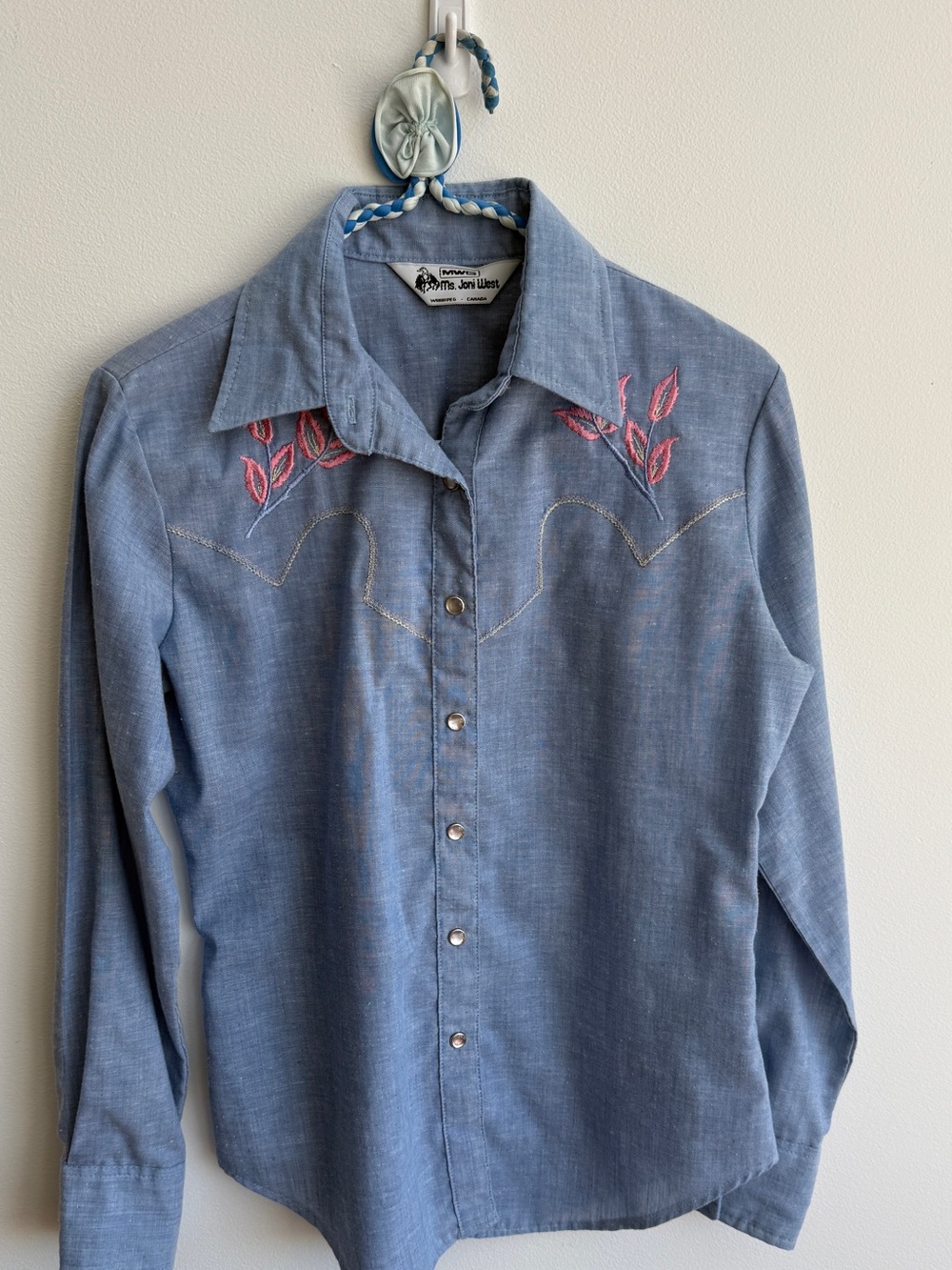 Vintage Ladies Western blouse
Size small